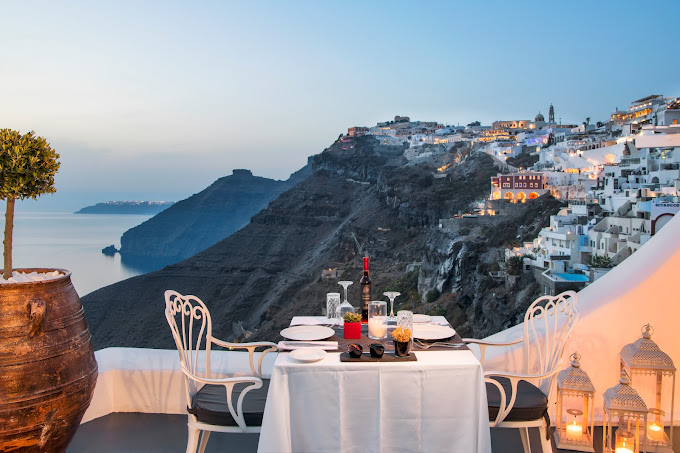 Esperisma Bar-Restaurant donnant sur la Caldeira sur l'île de Santorin île des Cyclades Grèce