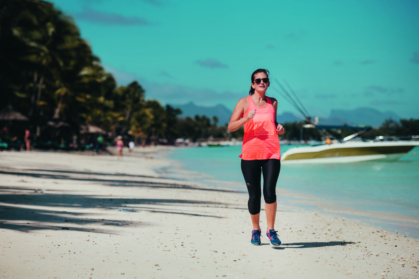 Jogging sur la plage de l'hôtel Beachcomber Trou aux Biches situé à l'île Maurice