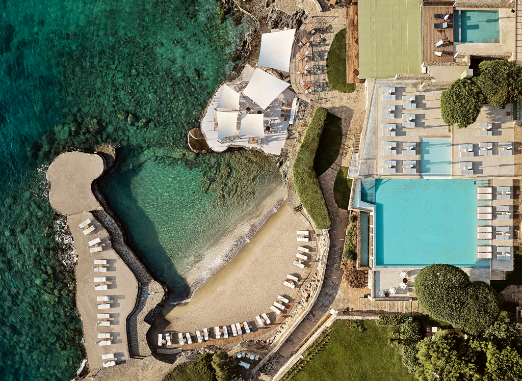 Vue sur la plage et la mer à St.Nicolas Bay Boutique hôtel de Luxe situé à Aghios Nicolaos en Crète