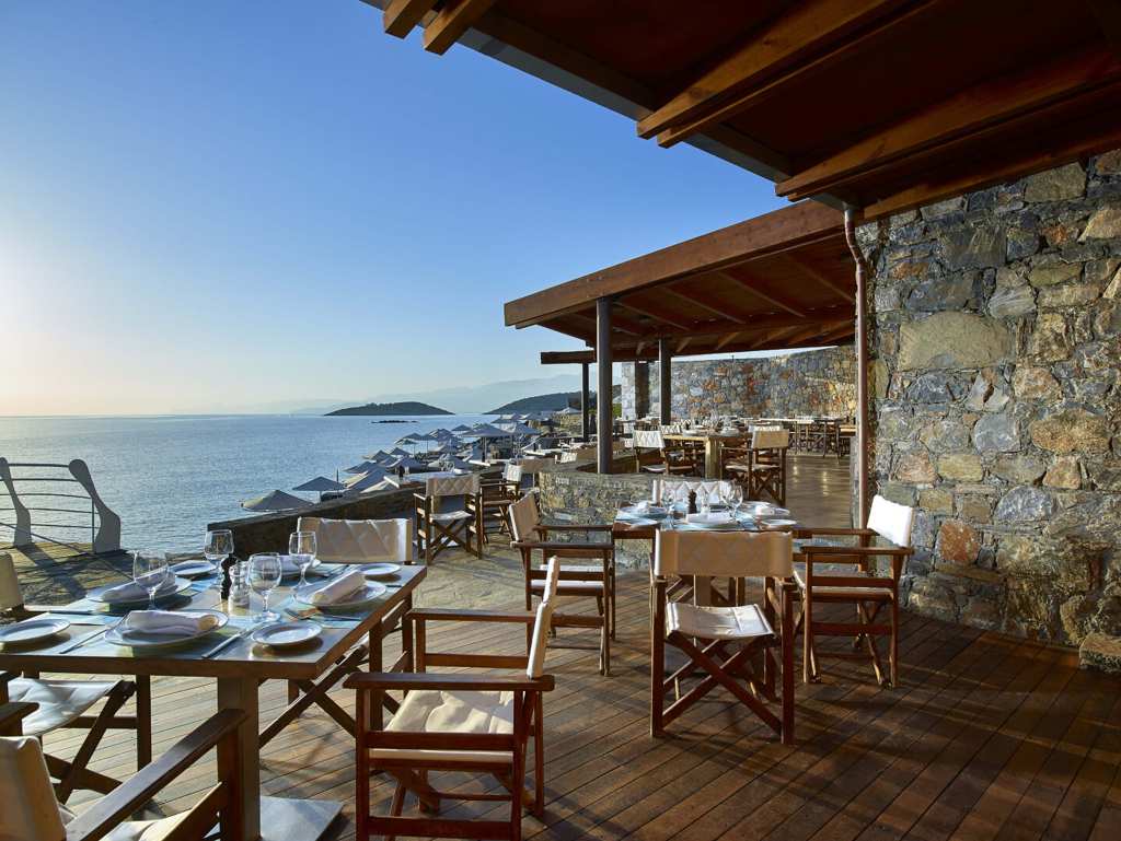 Restaurant à la carte Blue Bay à St.Nicolas Bay Boutique hôtel de Luxe situé à Aghios Nicolaos en Crète