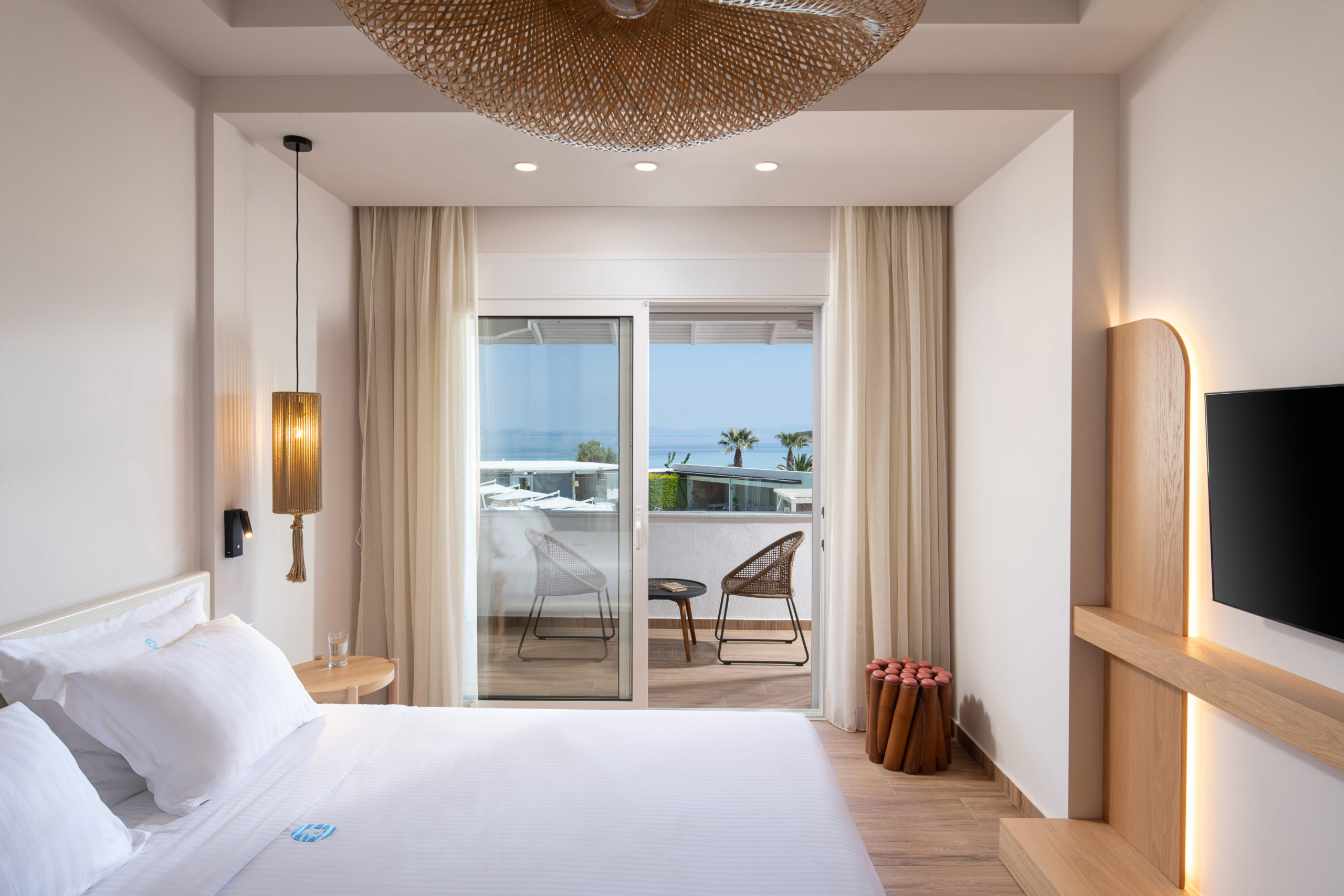 Suite pour 2 personnes avec 1 grand lit à l'hôtel Antigoni Seaside Resort situé à Sithonia à Chalcidique dans la Grèce du nord