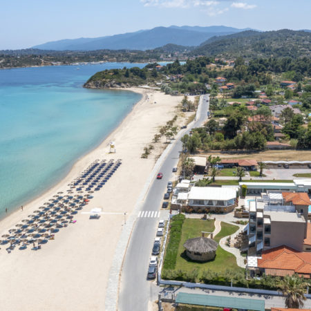 Vue sur la plage et la mer et sur l'hôtel Antigoni Seaside Resort situé à Sinthonia à Chalcidique dans le nord de la Grèce