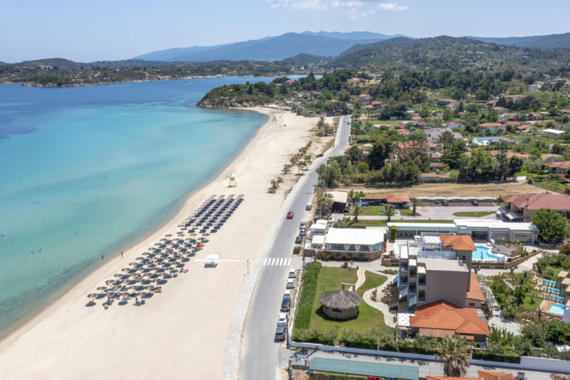 Vue sur la plage et la mer et sur l'hôtel Antigoni Seaside Resort situé à Sinthonia à Chalcidique dans le nord de la Grèce
