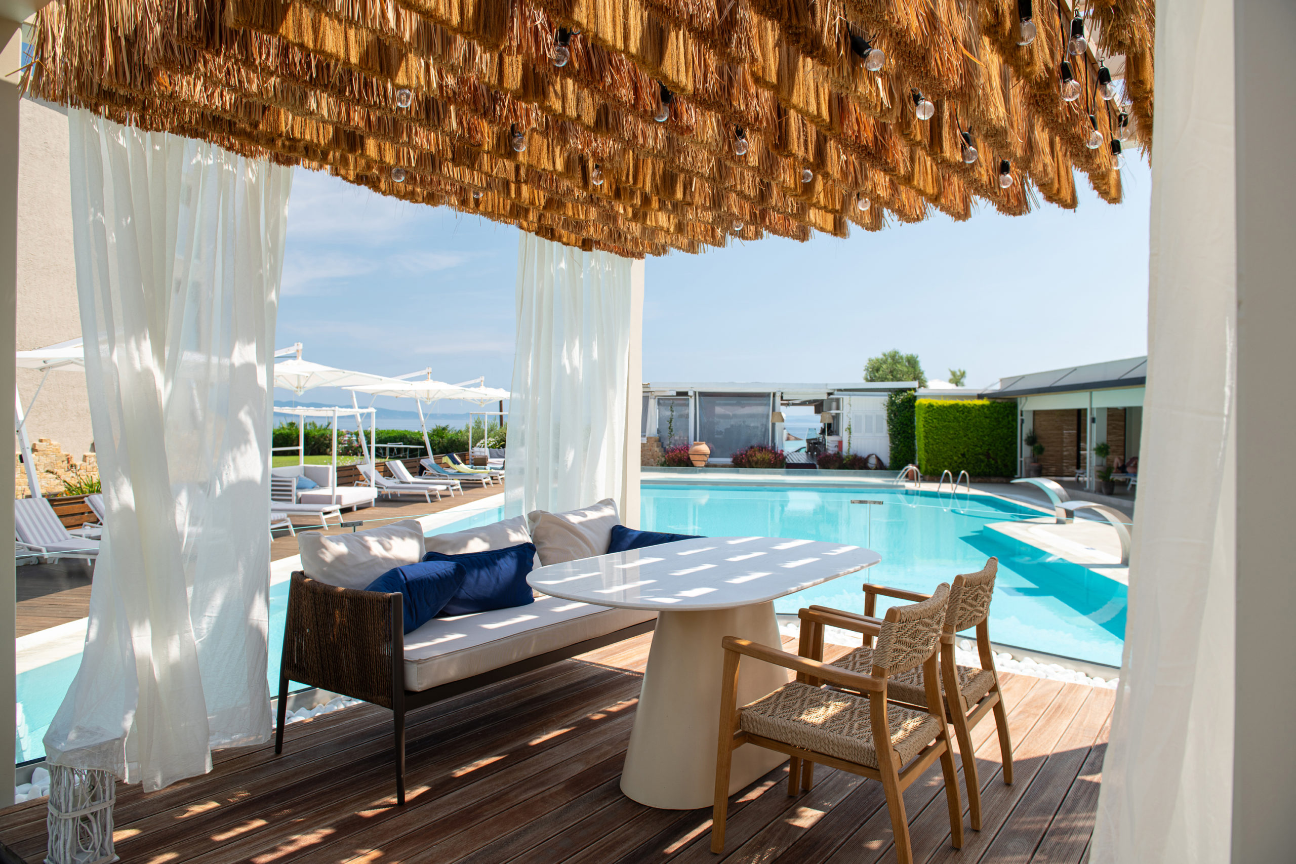 Vue panoramique sur la piscine extérieure de l'hôtel Antigoni Seaside Resort situé à Sithonia à Chalcidique dans la Grèce du nord