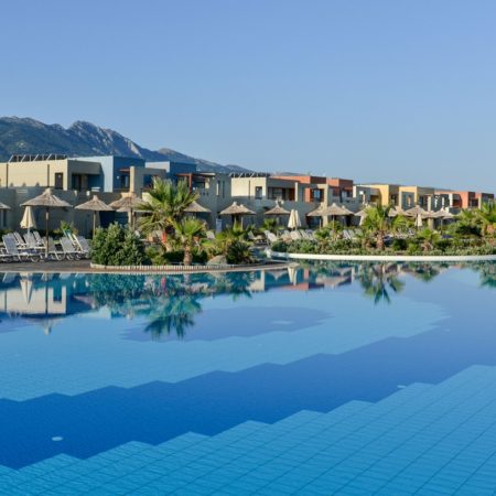 Grande piscine principale à Astir Odysseus Resort et Spa hôtel 5étoiles sur l'île de KOS dans le Dodécanèse en Grèce