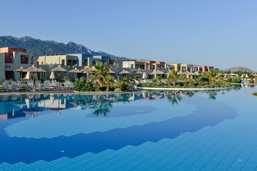 Grande piscine principale à Astir Odysseus Resort et Spa hôtel 5étoiles sur l'île de KOS dans le Dodécanèse en Grèce