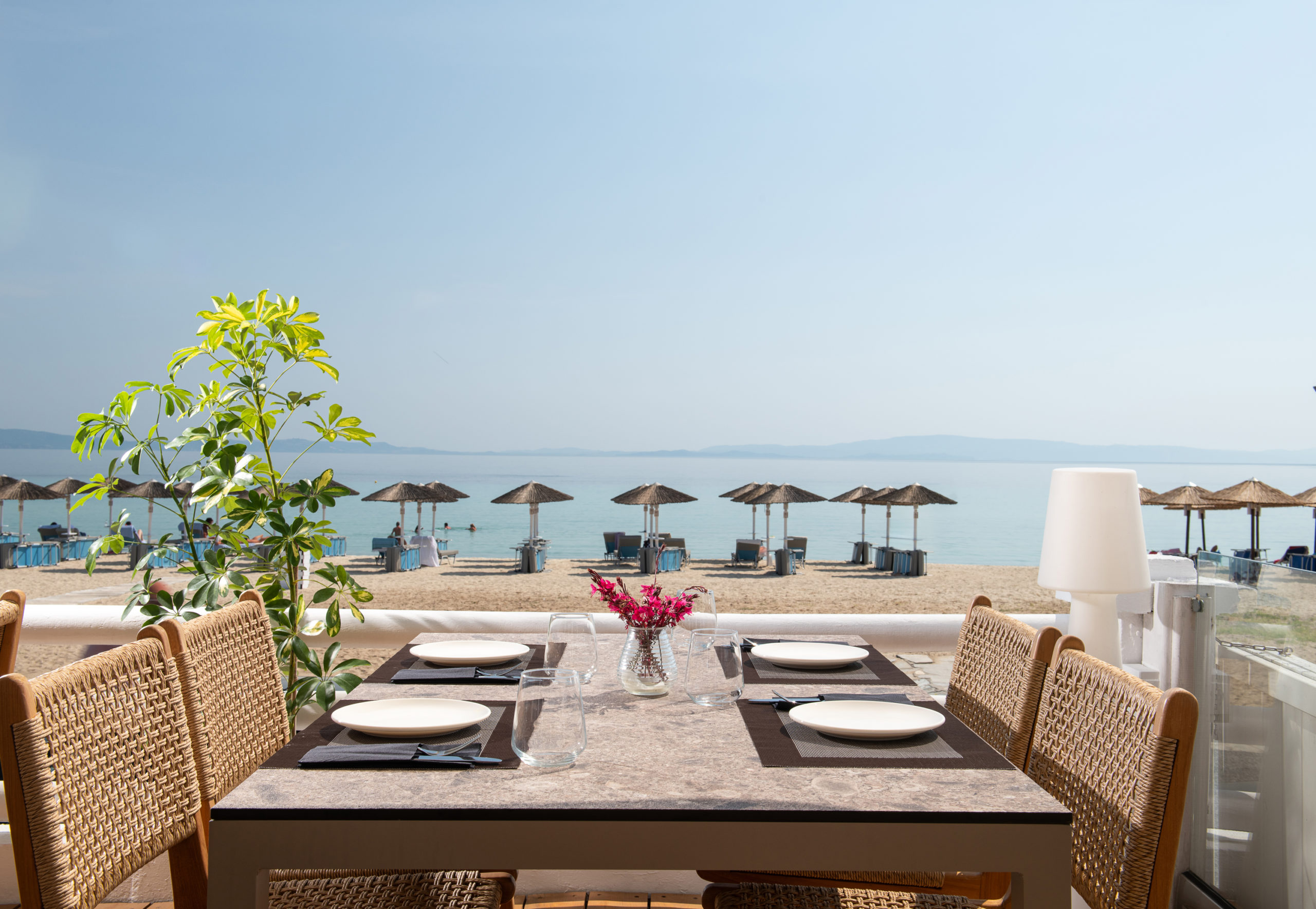 Restaurant White de l'hôtel Antigoni Seaside Resort situé à Sithonia à Chalcidique dans la Grèce du nord