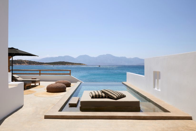 Piscine privée d'un Bungalow à Minos Beach Art Hôtel adult only situé à côté de Aghios Nikolaos en Crète Grèce