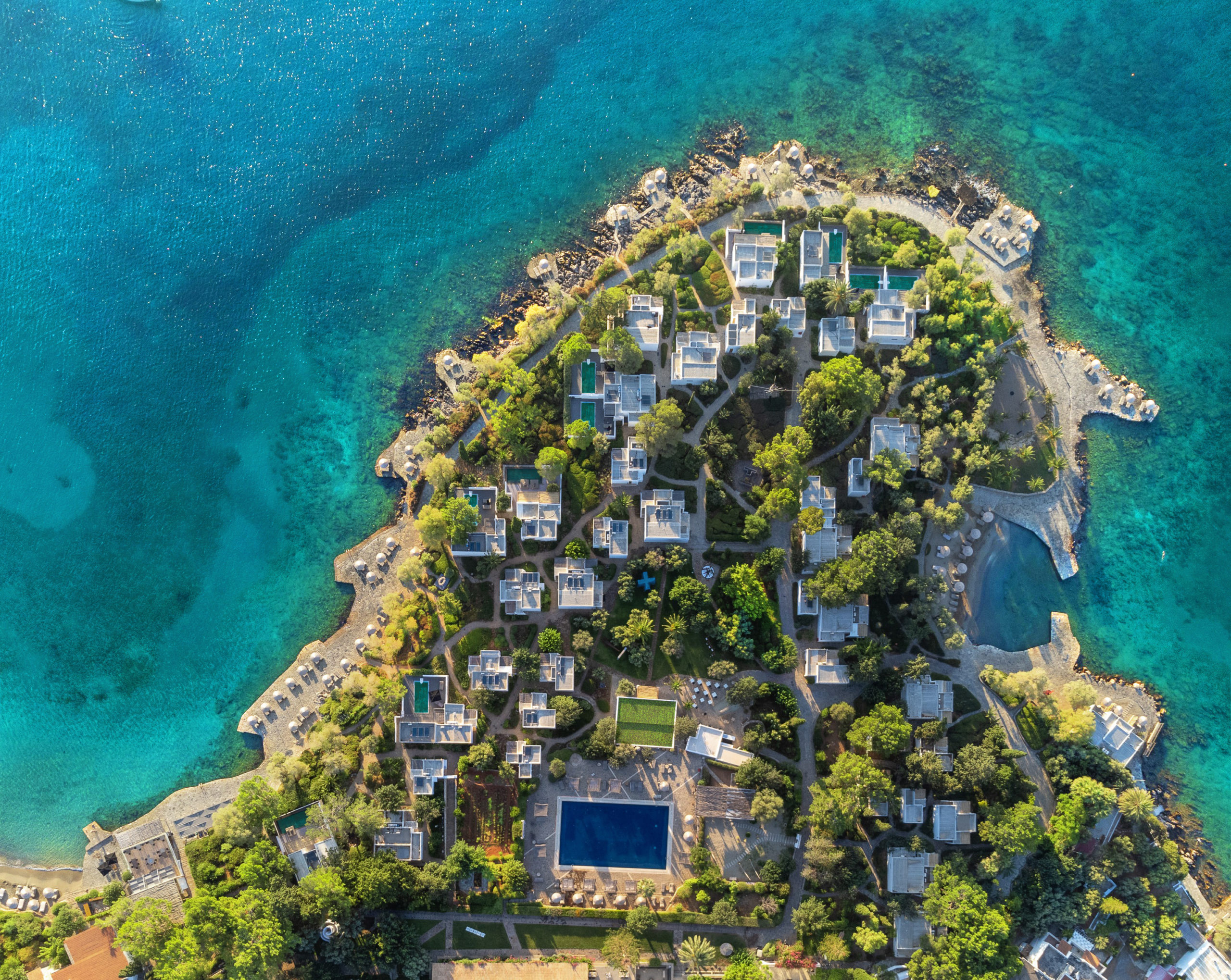 Vue d'en haut à Minos Beach Art Hôtel adult only situé à côté de Aghios Nikolaos en Crète Grèce