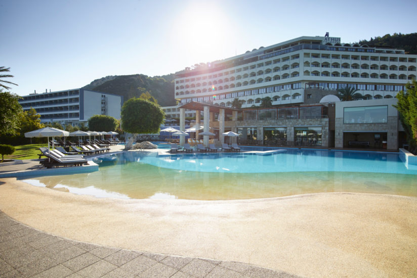 Piscine de l'hôtel Rhodes Bay & Spa 5étoiles situé sur la plage d'Ixia sur l'île de Rhodes en Grèce