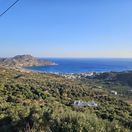 Le village de Plakias dans le sud de la Crète sur la mer de Lybie vue depuis le village de Myrthios