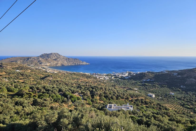Le village de Plakias dans le sud de la Crète sur la mer de Lybie vue depuis le village de Myrthios