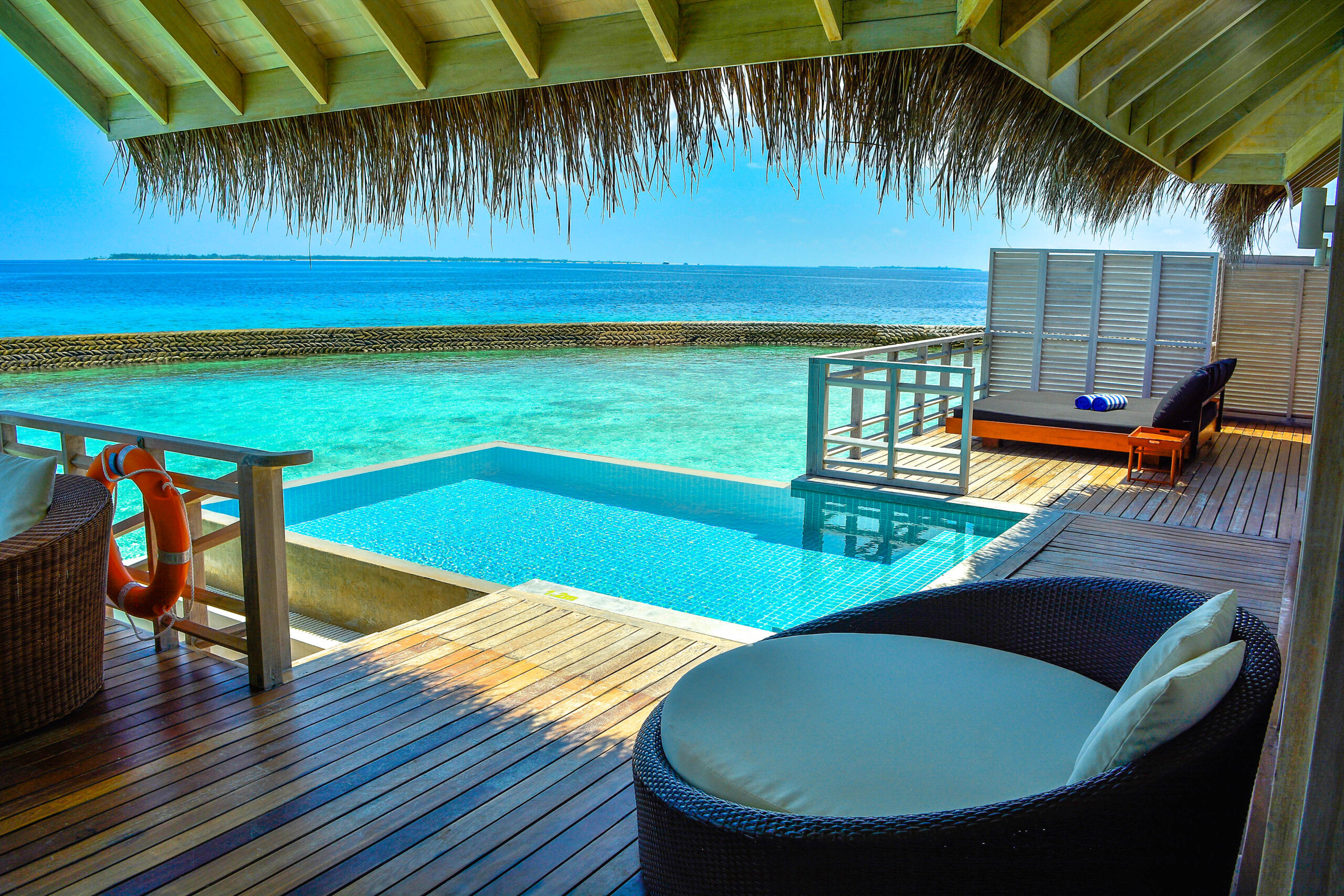 Bungalow sur pilotis avec piscine a Amaya Kuda Rah Resort hôtel 5étoiles sur Ari Atoll Sud aux Maldives Océan Indien