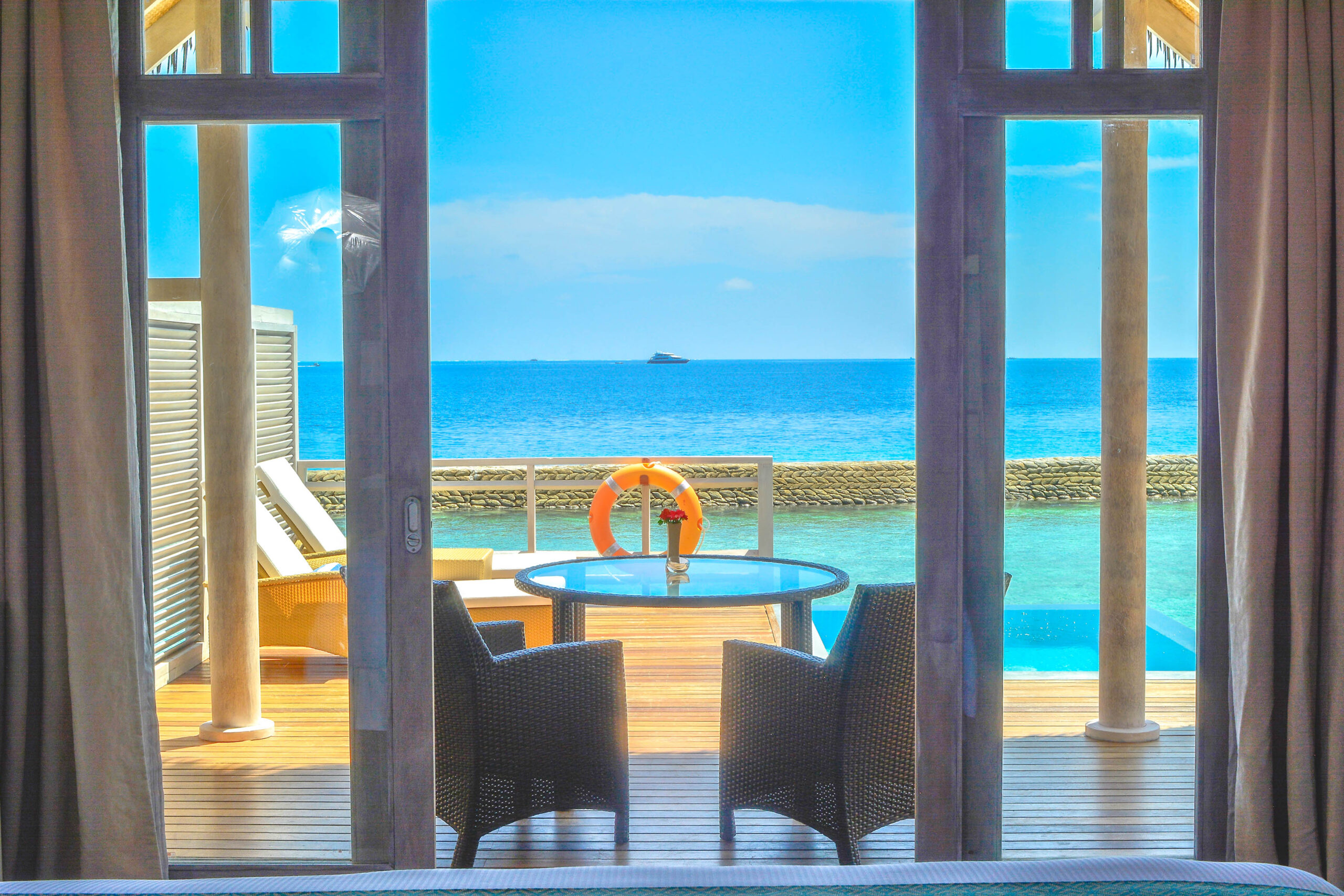 Villa sur l'eau sur pilotis avec piscine a Amaya Kuda Rah Resort hôtel 5étoiles sur Ari Atoll Sud aux Maldives Océan Indien