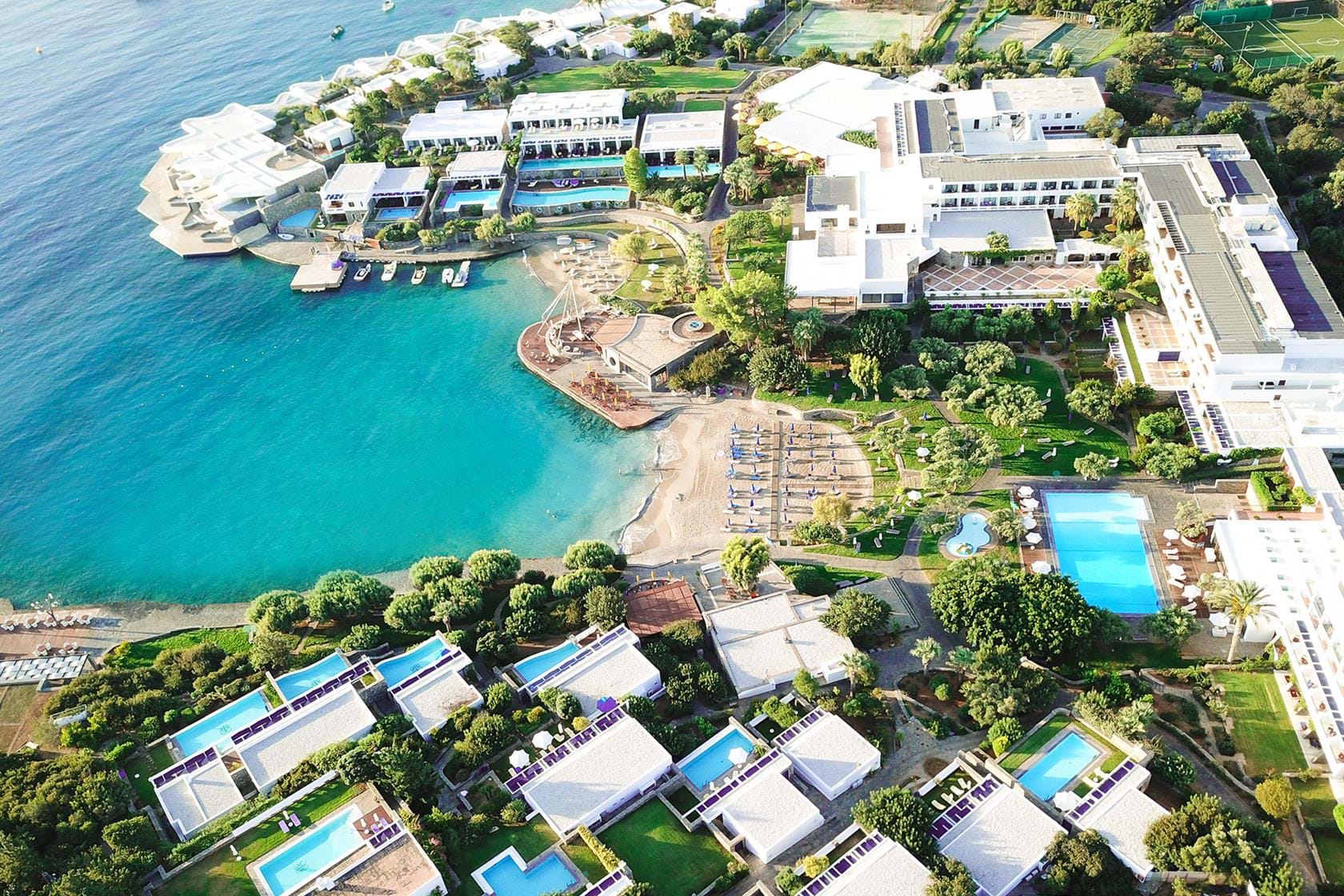 Vue panoramique avec les piscines privées de l'Hôtel Elounda Bay 5étoiles situé à Elounda proche d'Aghios Nicolaos en Crète