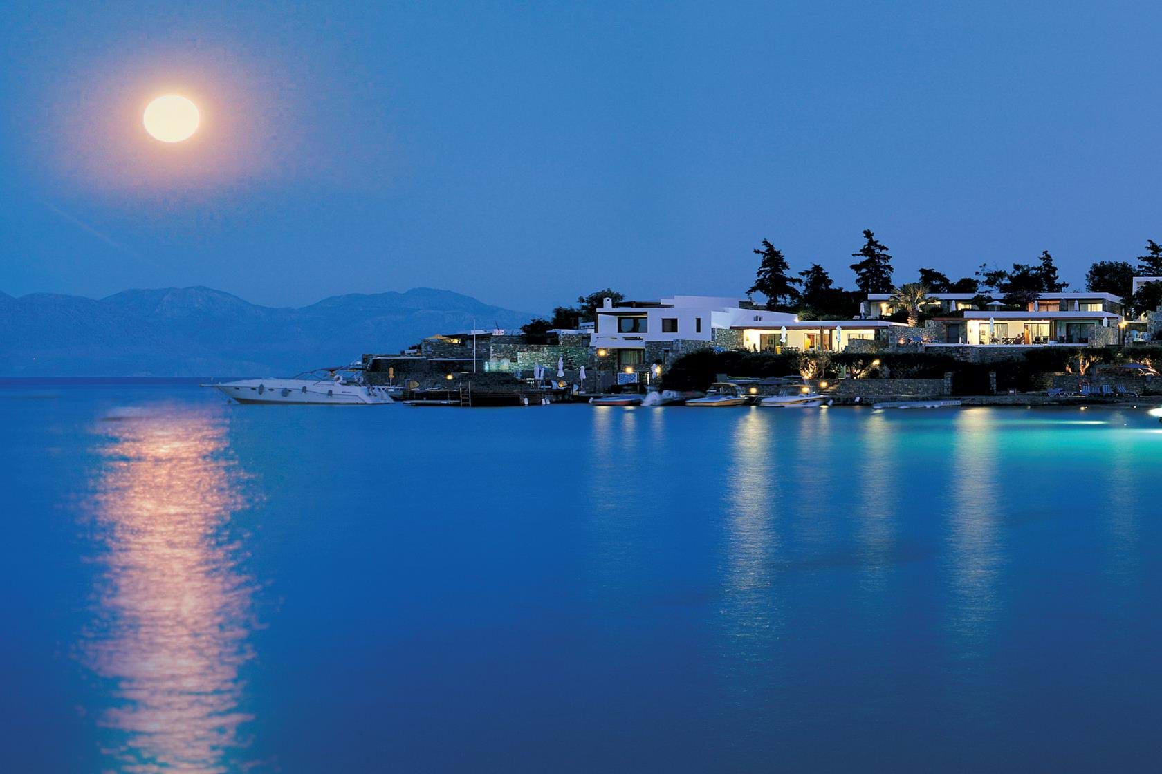 Pleine Lune se reflétant dans la mer proche de l'Hôtel Elounda Bay 5étoiles situé à Elounda proche d'Aghios Nicolaos en Crète