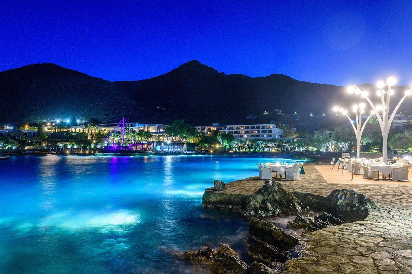 Vue panoramique du soir de l'Hôtel Elounda Bay 5étoiles situé à Elounda proche d'Aghios Nicolaos en Crète