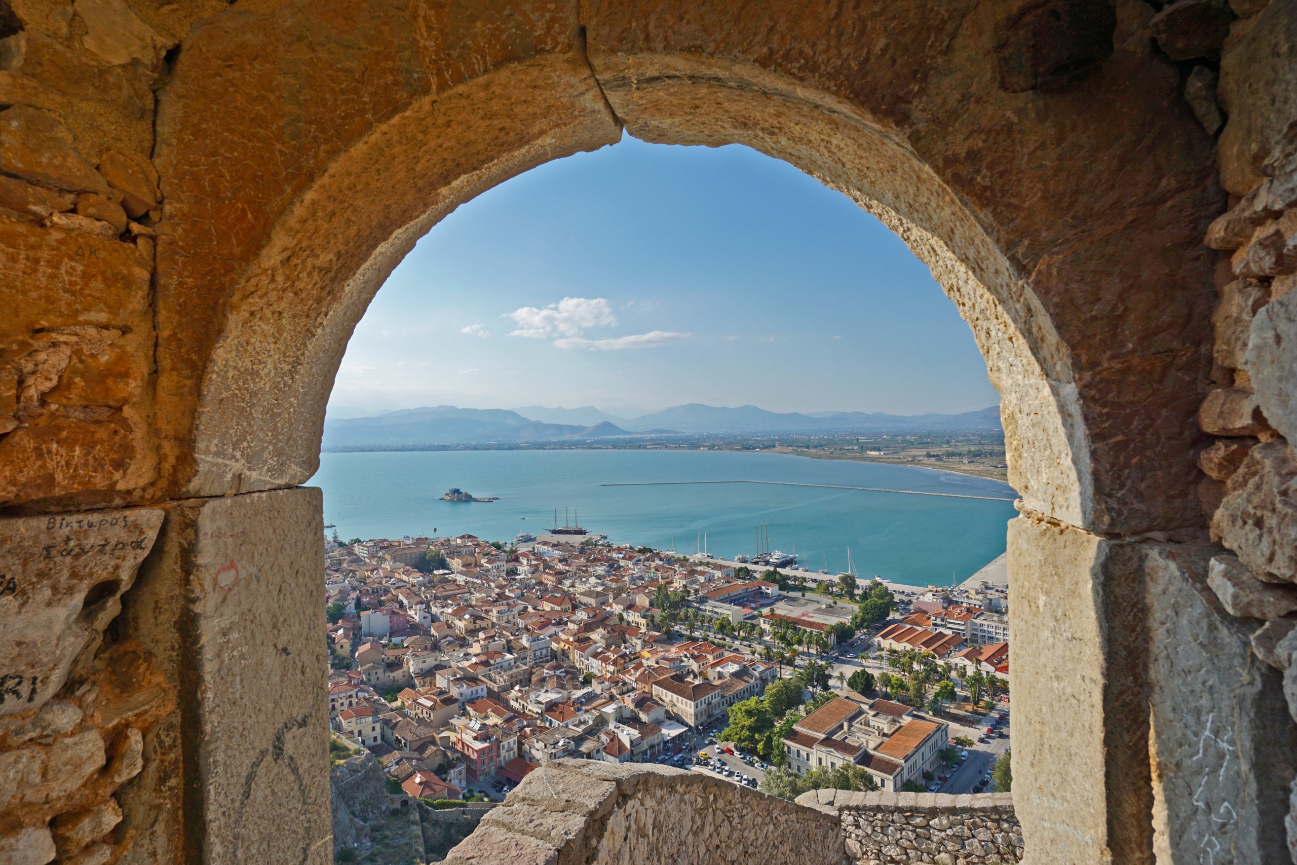 Ville de Nauplie Capitale de l’Argolide, siège d’un évêché, située en bord de mer, c'est une cité historique et touristique dans le Péloponnèse en Grèce