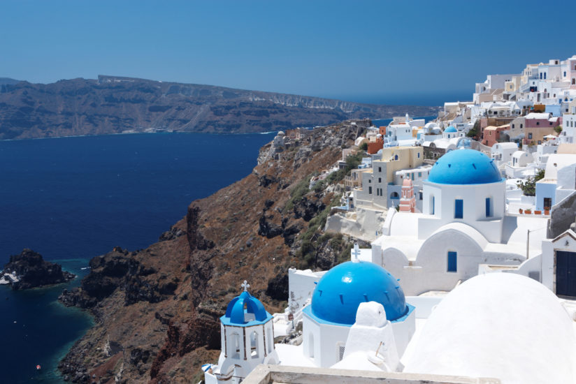 ìle de Santorin la plus belle île du monde avec ces maisons blanches et ces toits bleus. Santorin appartient aux îles Cyclades en mer Egée en Grèce