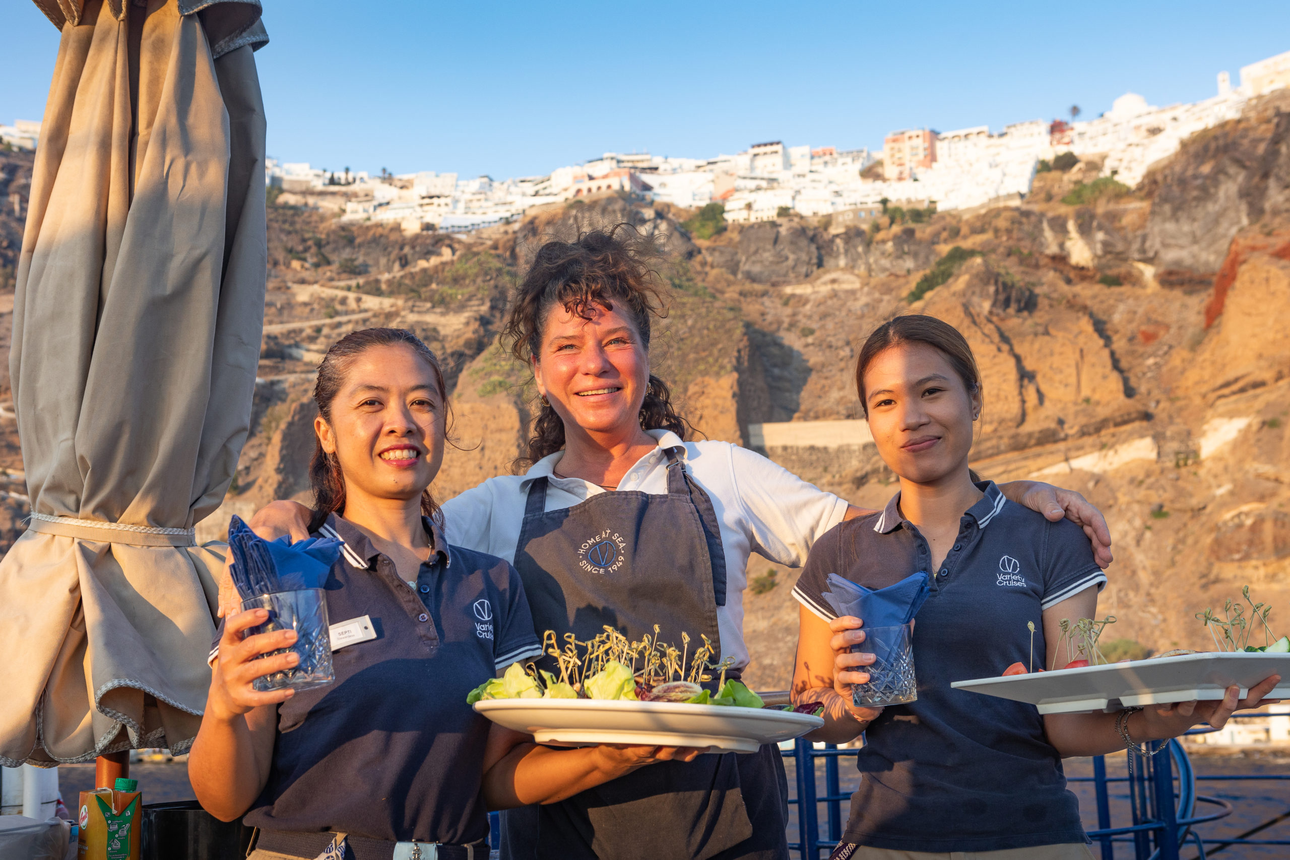 Festivités ou soirée grecque sur le bateau avec tous les convives lors de la croisière les Joyaux des Cyclades