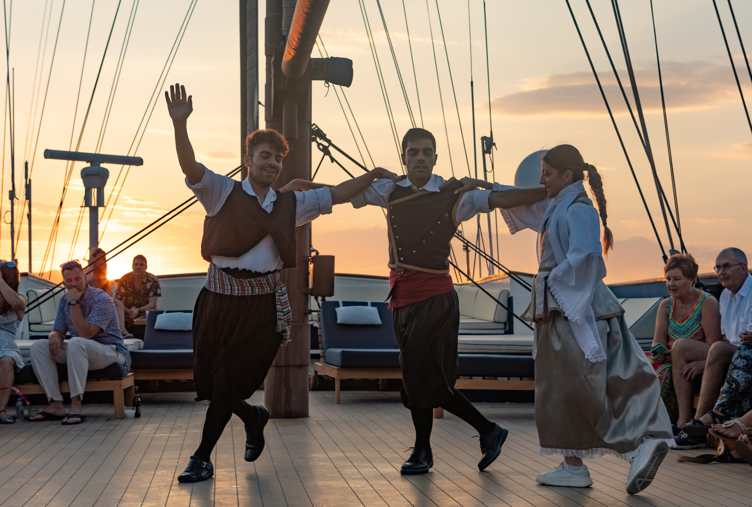 soirée grecque sur le bateau avec tous les convives lors de la croisière les Joyaux des Cyclades