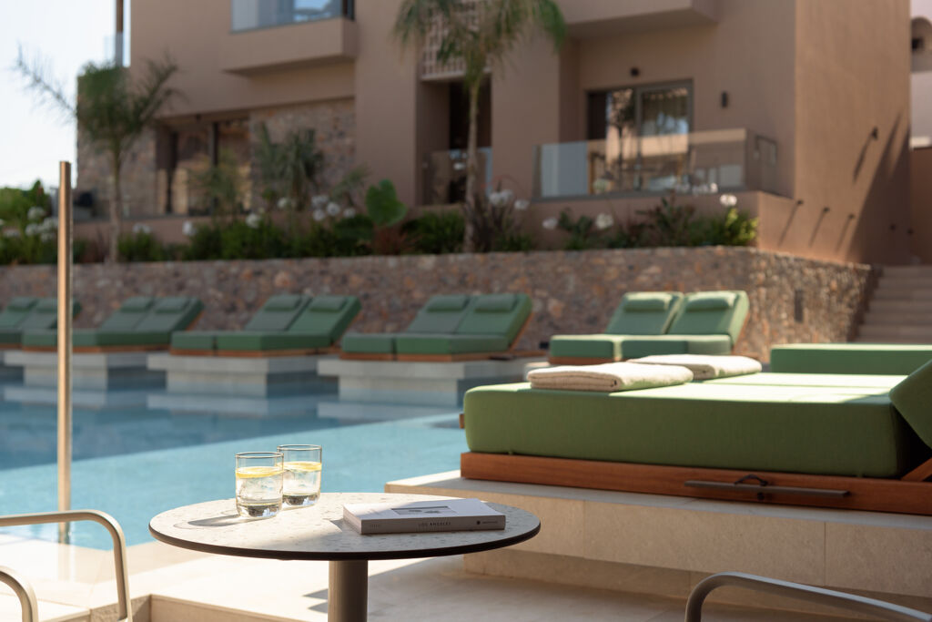 Junior Suite directement sur la piscine à Hôtel Paralos Venus Suites Adults only situé en Crète du nord à Analipsis - Hersonissos
