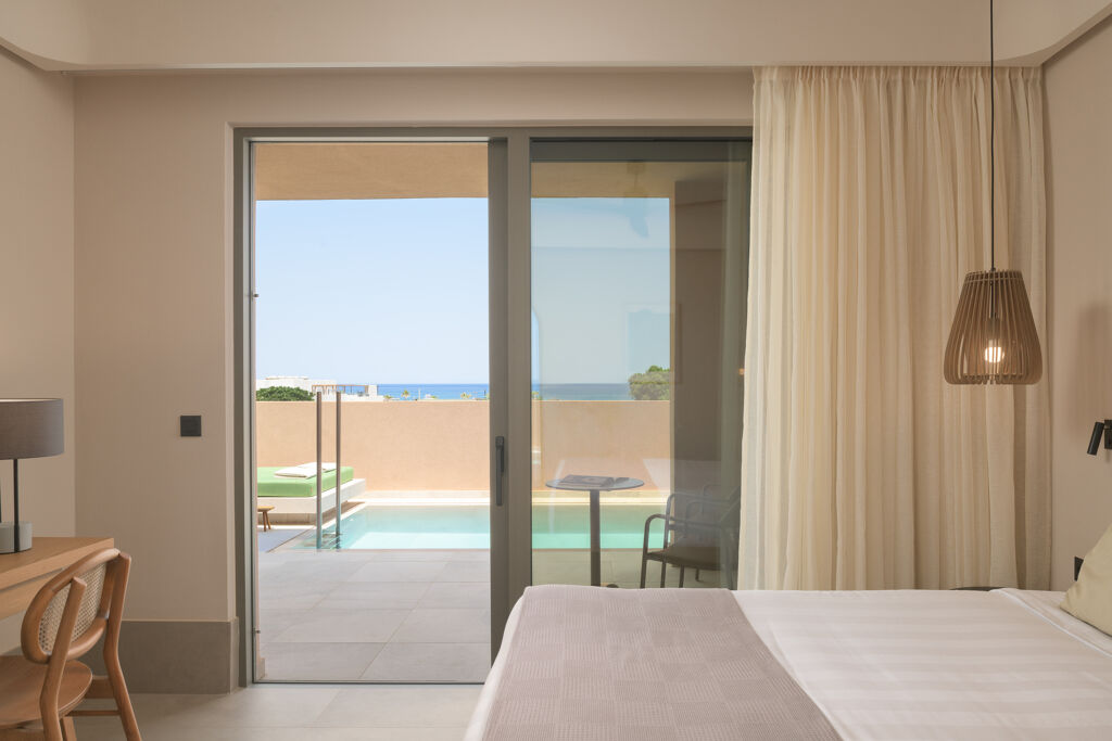 Chambre à un lit avec piscine privée à Hôtel Paralos Venus Suites Adults only situé en Crète du nord à Analipsis - Hersonissos