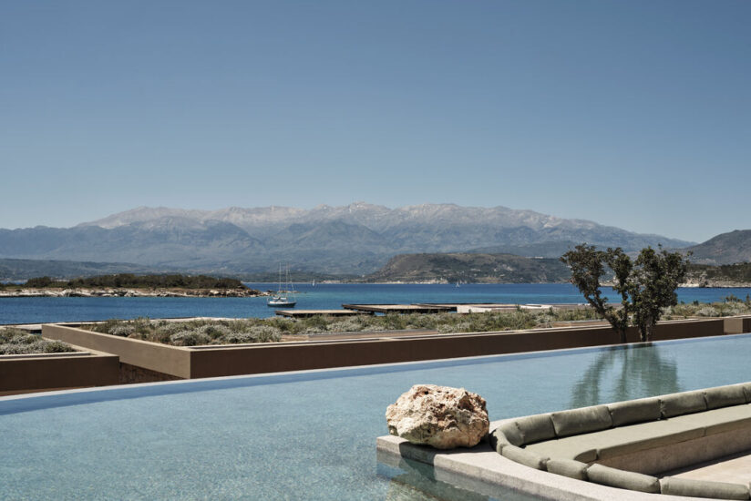 Vue sur la piscine et la mer de Crète depuis une suite de l'hôtel JW Marriott Crète Resort & Spa située sur la péninsule de Akrotiri à Marathi en Crète