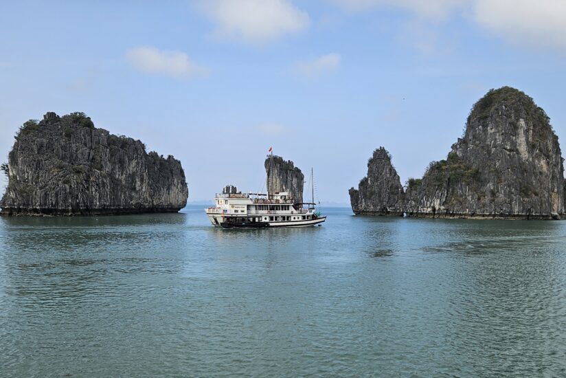 Baie d'Halong au Vietnam proche de Hanoï
