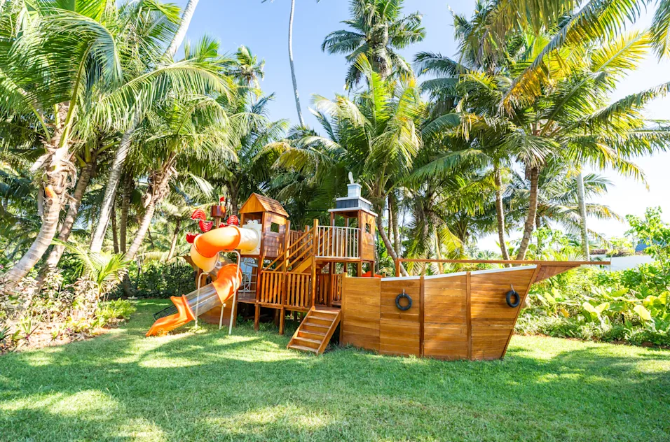 Place de jeux pour les enfants sur le bateau en bois situé dans le jardin de l'île Platte à l'hôtel Waldorf Astoria aux Seychelle