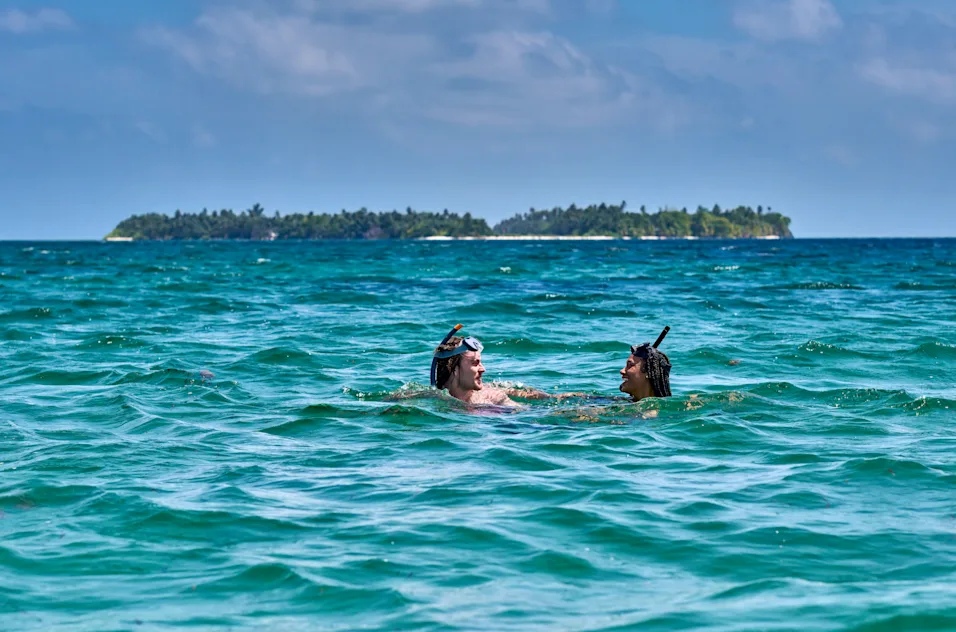 Croisière de plongée en apnée snorkeling dans les eaux limpides de l'Océan Indien depuis l'île Platte et l'hôtel Waldorf Asteria aux Seychelles