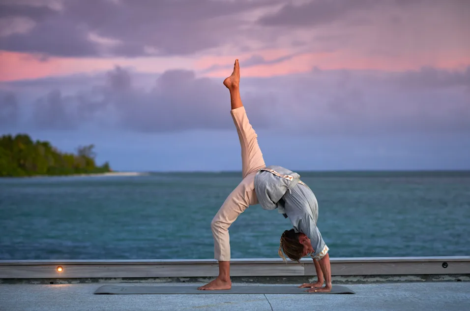 Yoga sur la plage de l'île Platte à l'hôtel Waldorf Astoria aux Seychelles