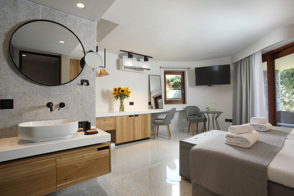 Chambre double vue jardin dans l'hôtel Ikaros Beach Luxury Resort & Spa à Stalida en Crète Grèce