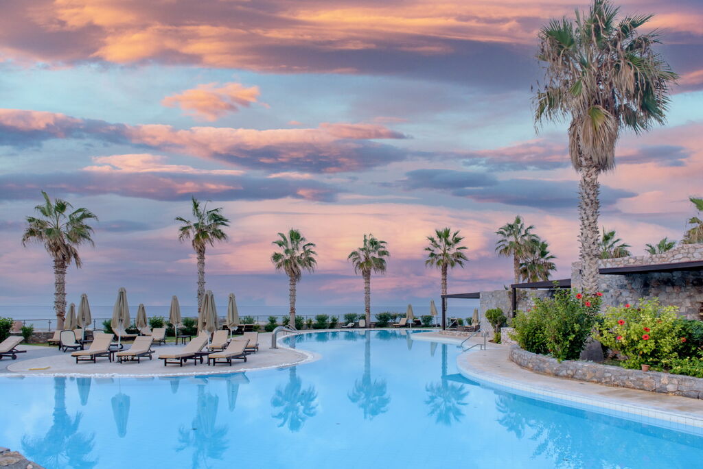 Piscine vue de jour de l'hôtel Ikaros Beach Luxury Resort & Spa à Stalida en Crète Grèce