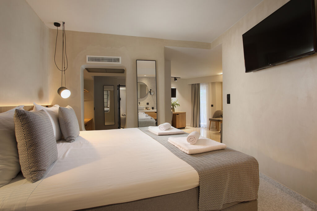 Chambre familiale ouverte vue jardin à l'hôtel Ikaros Beach Luxury Resort & Spa à Stalida en Crète Grèce