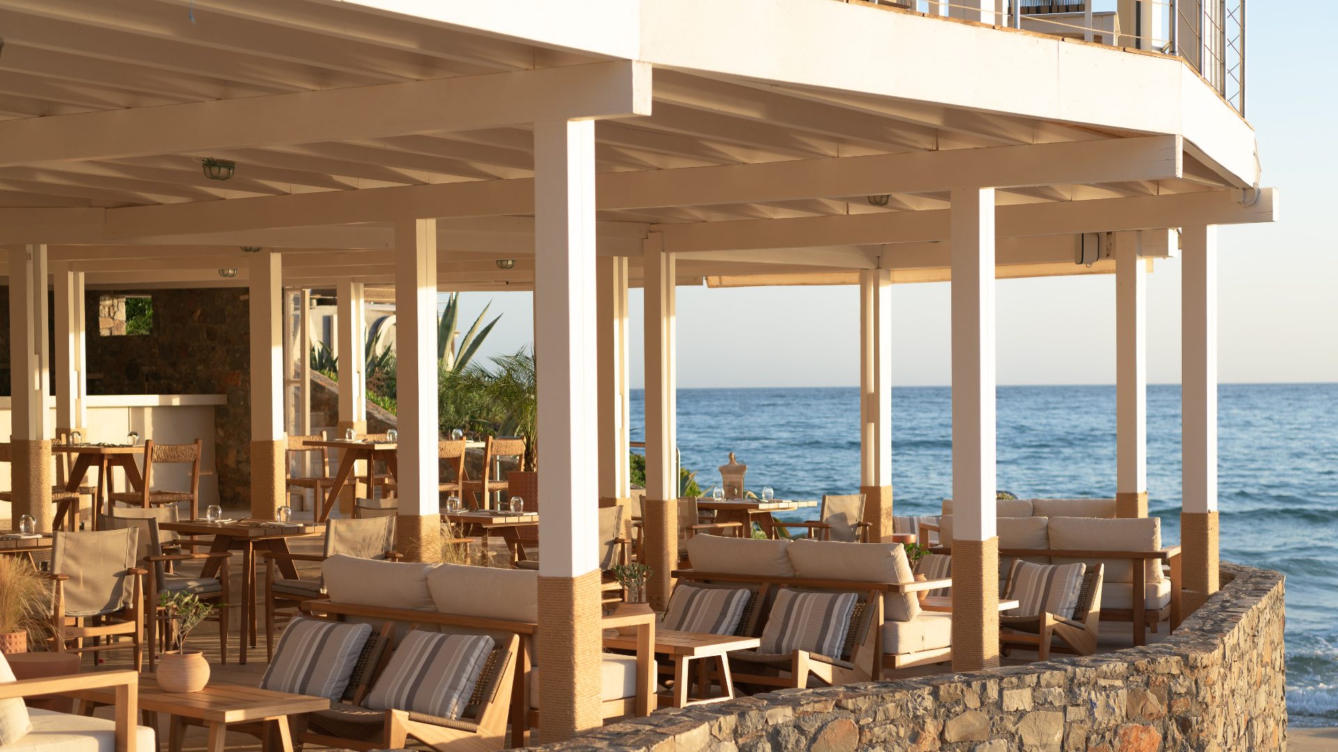 Restaurant vue mer à l'hôtel Ikaros Beach Luxury Resort & Spa à Stalida en Crète Grèce