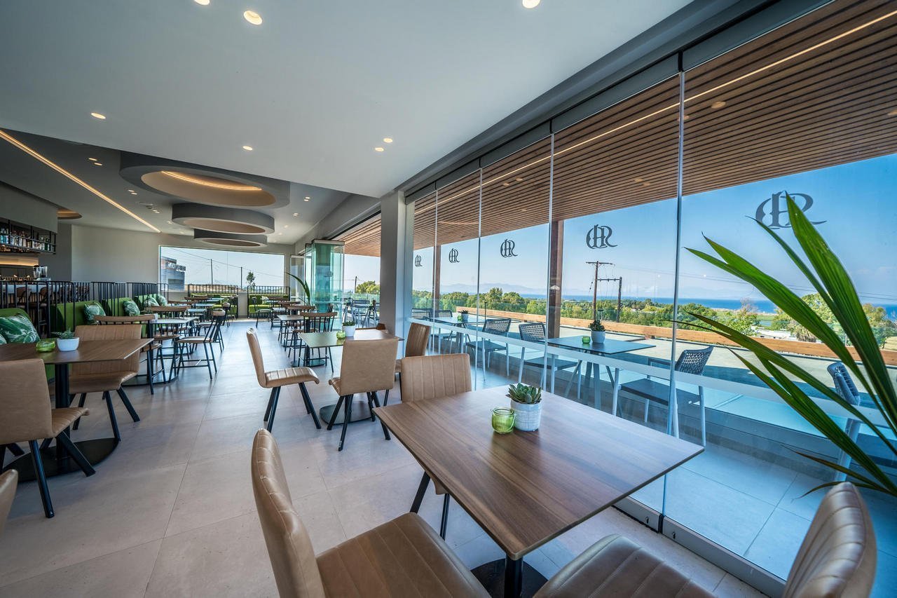 Restaurant climatisé vue mer de l'hôtel 4étoiles Harmony Crest Resort & Spa Adults Only Kos Ville sur l'île de Kos dans le Dodécannèse en Grèce