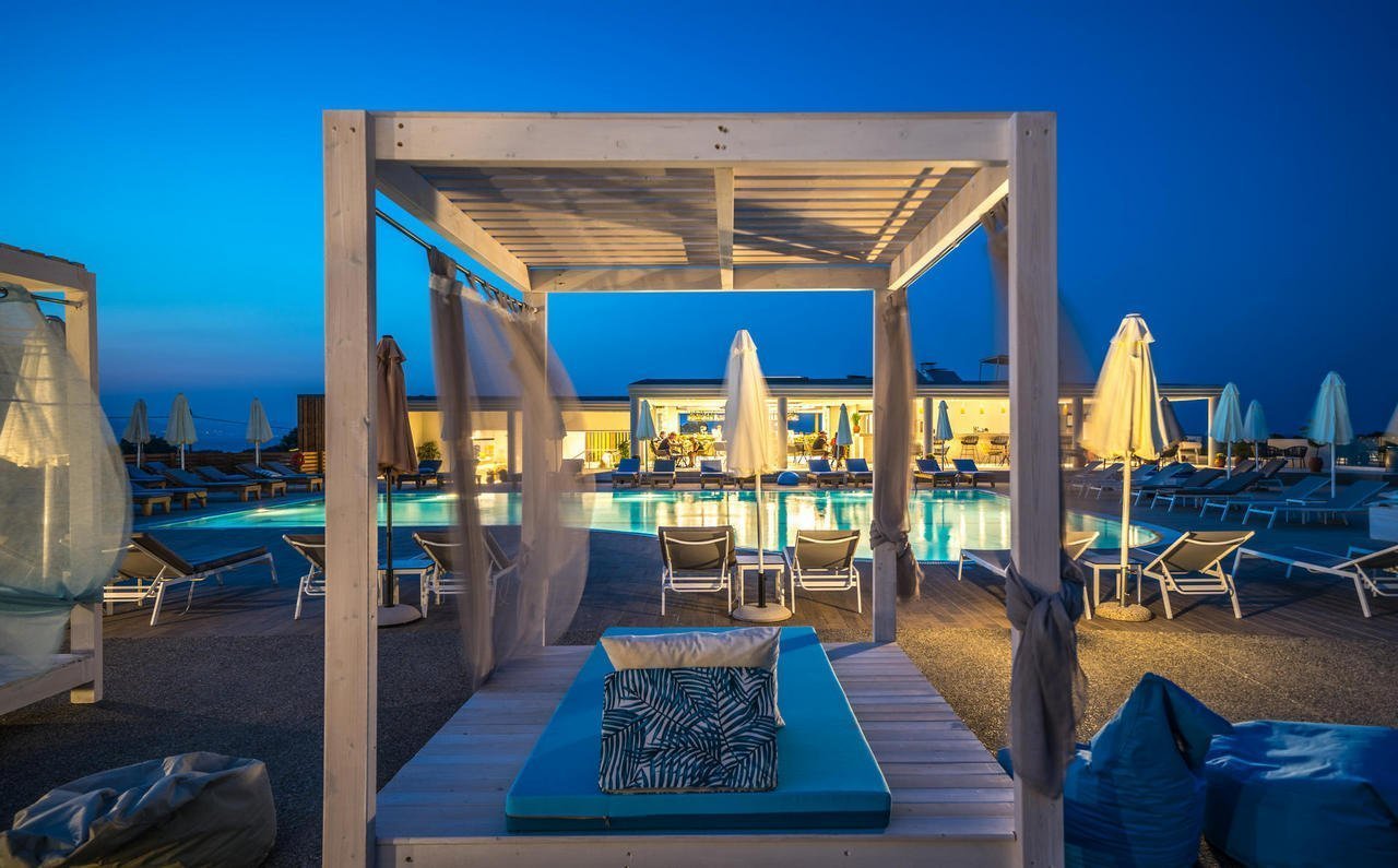 Lits de jardin en baldaquins en bois autour de la piscine dans l'hôtel 4étoiles Harmony Crest Resort & Spa Adults Only Kos Ville sur l'île de Kos dans le Dodécannèse en Grèce