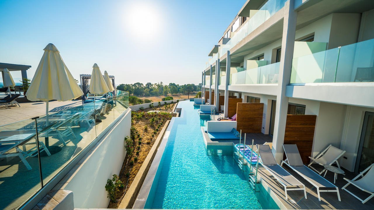 Piscine longeant les Junior Suite dans l'hôtel 4étoiles Harmony Crest Resort & Spa Adults Only Kos Ville sur l'île de Kos dans le Dodécannèse en Grèce