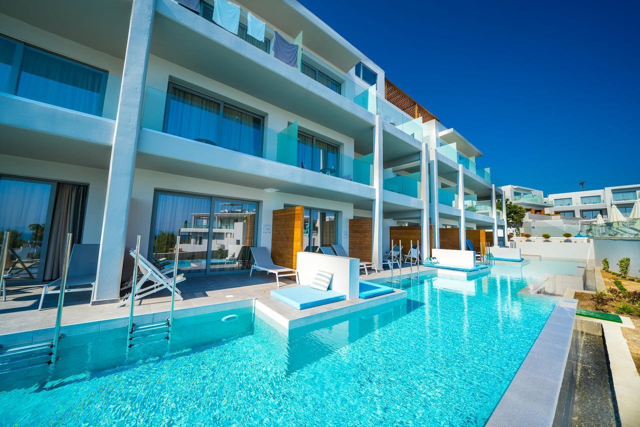 Piscine longeant les Junior Suite dans l'hôtel 4étoiles Harmony Crest Resort & Spa Adults Only Kos Ville sur l'île de Kos dans le Dodécannèse en Grèce