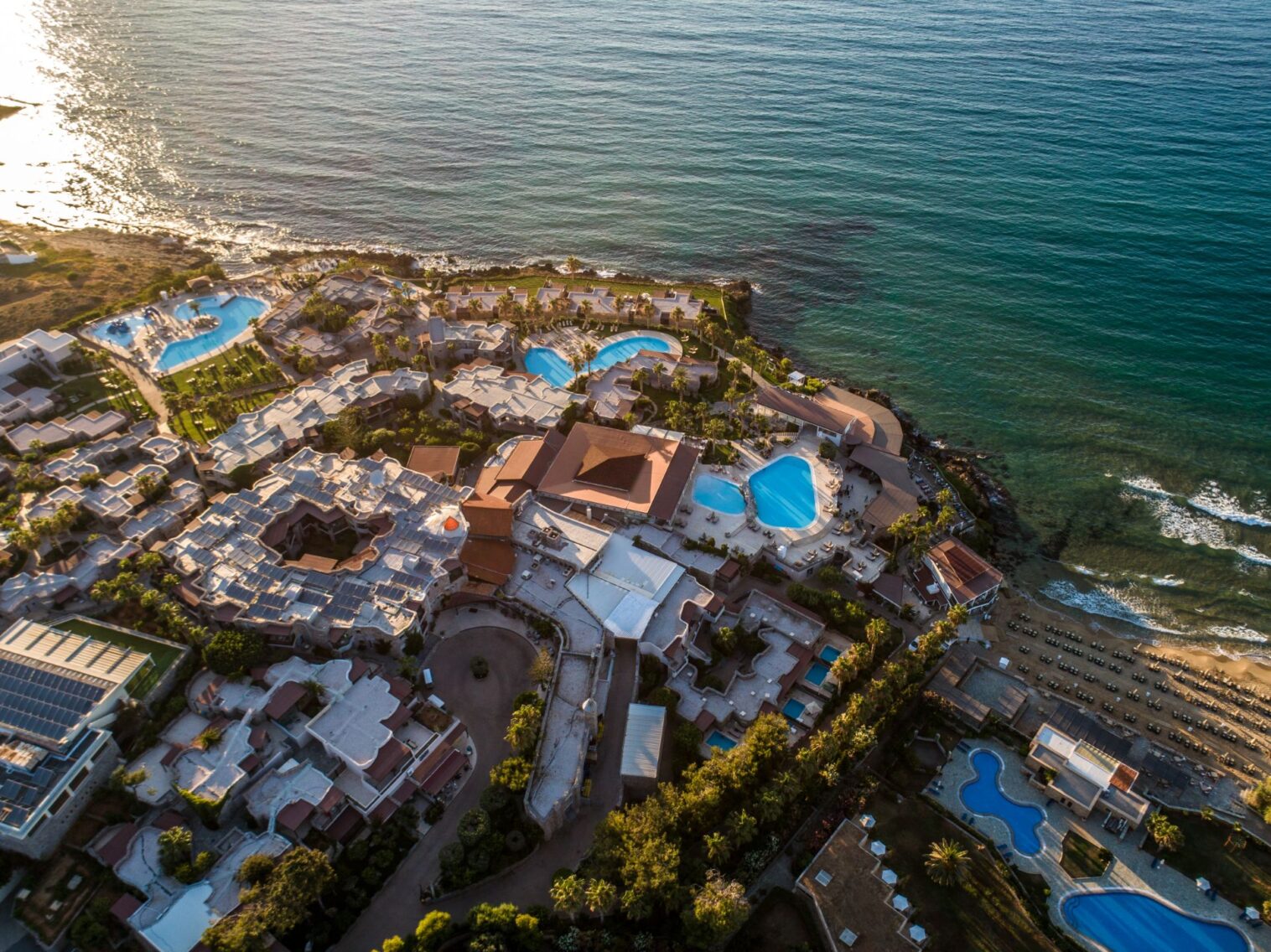 Vue panoramique à l'hôtel Ikaros Beach Luxury Resort & Spa réservée aux adultes à Stalida en Crète Grèce