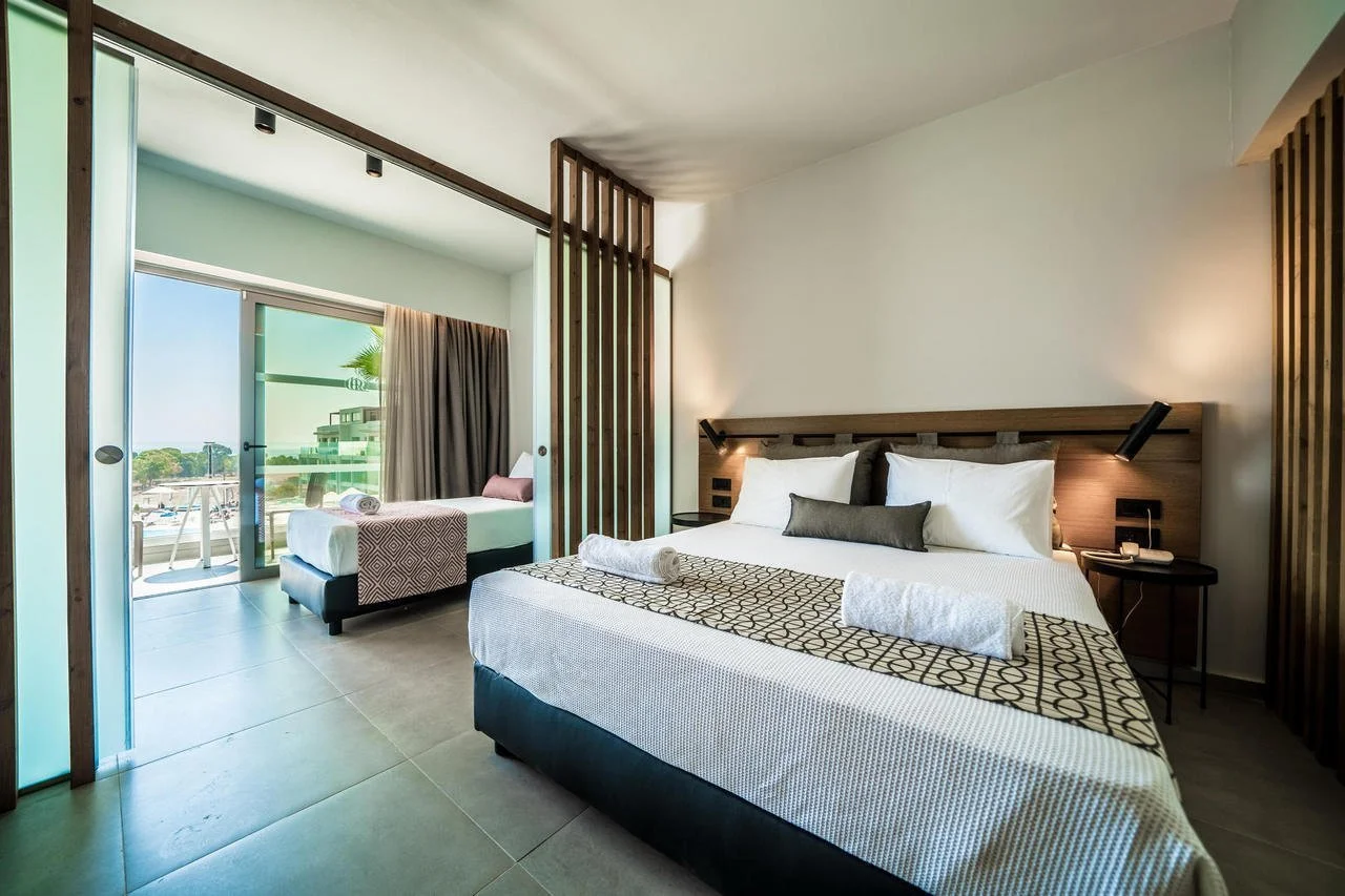 Suite Junior avec piscine frontale pour 2 personnes à l'hôtel 4étoiles Harmony Crest Resort & Spa Adults Only Kos Ville sur l'île de Kos dans le Dodécannèse en Grèce