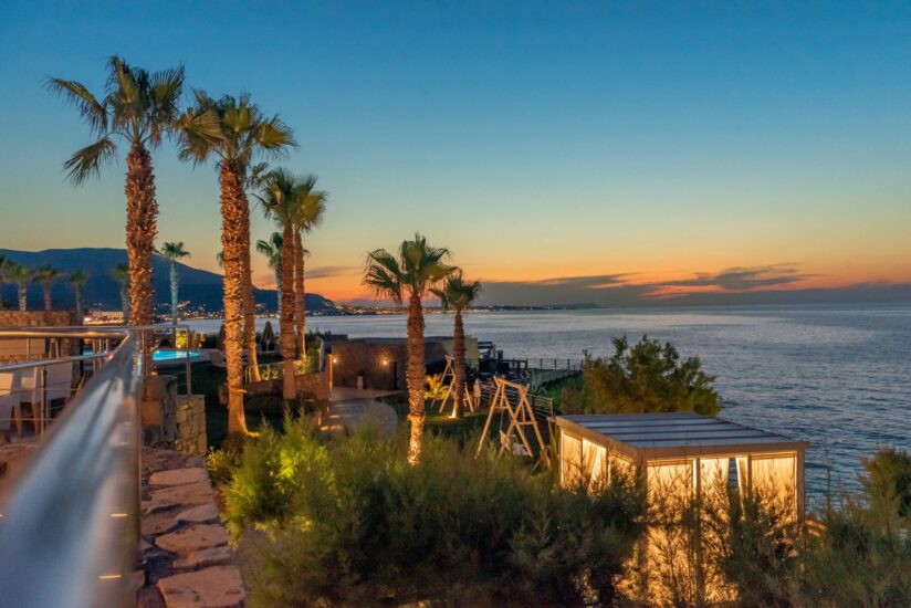 Ambiance du soir avec coucher de soleil à l'hôtel Ikaros Beach Luxury Resort & Spa réservée aux adultes à Stalida en Crète Grèce