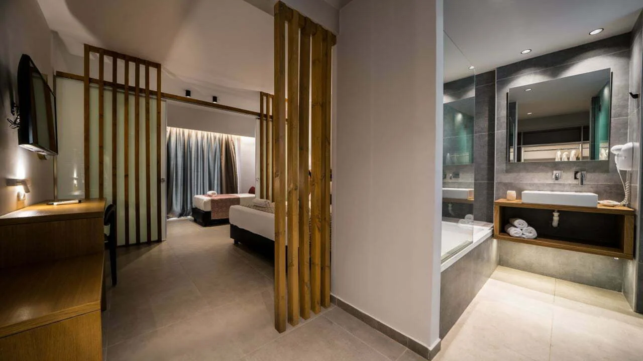 Chambre triple standard à l'hôtel 4étoiles Harmony Crest Resort & Spa Adults Only Kos Ville sur l'île de Kos dans le Dodécannèse en Grèce