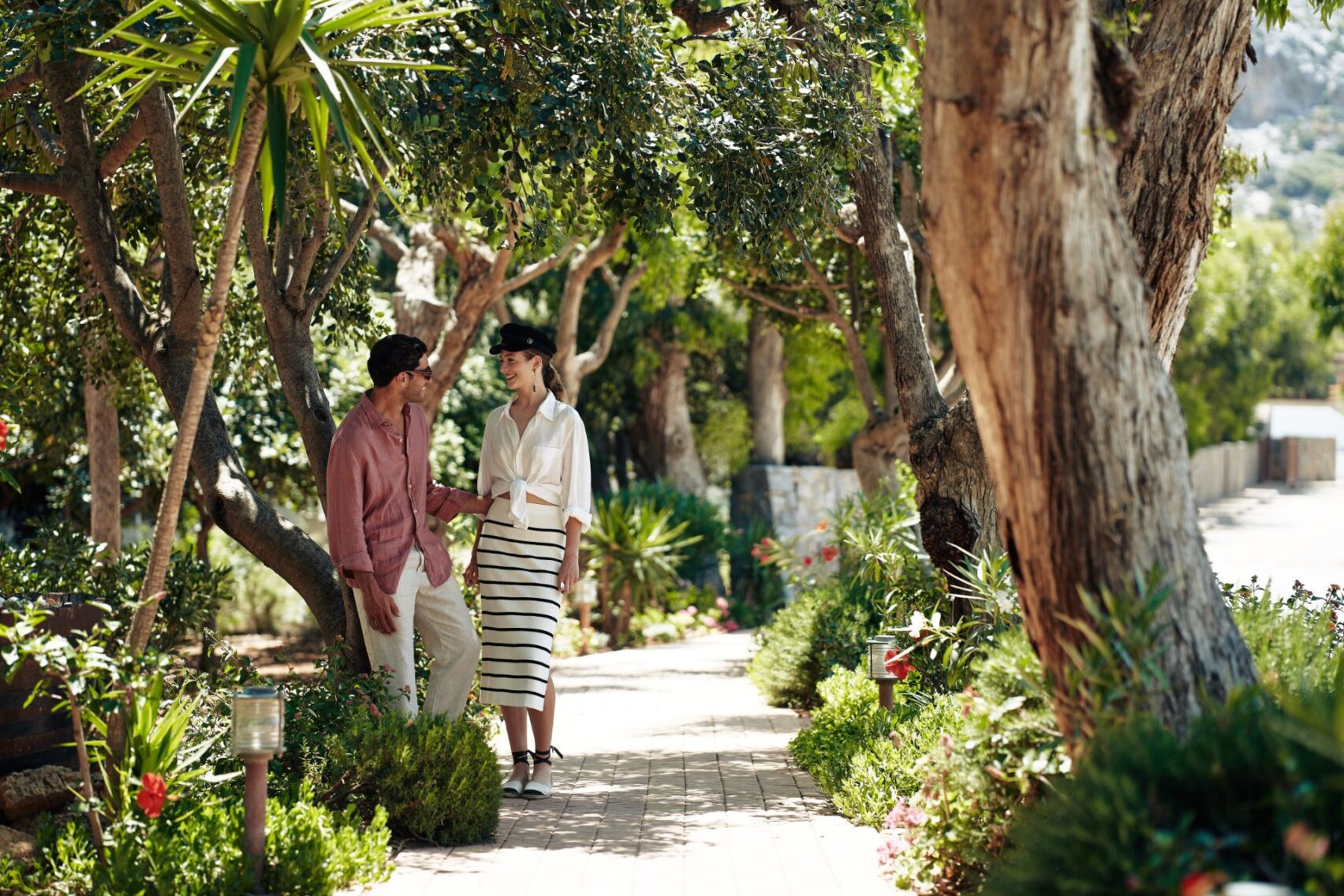 Jardin à l'hôtel Ikaros Beach Luxury Resort & Spa réservée aux adultes à Stalida en Crète Grèce