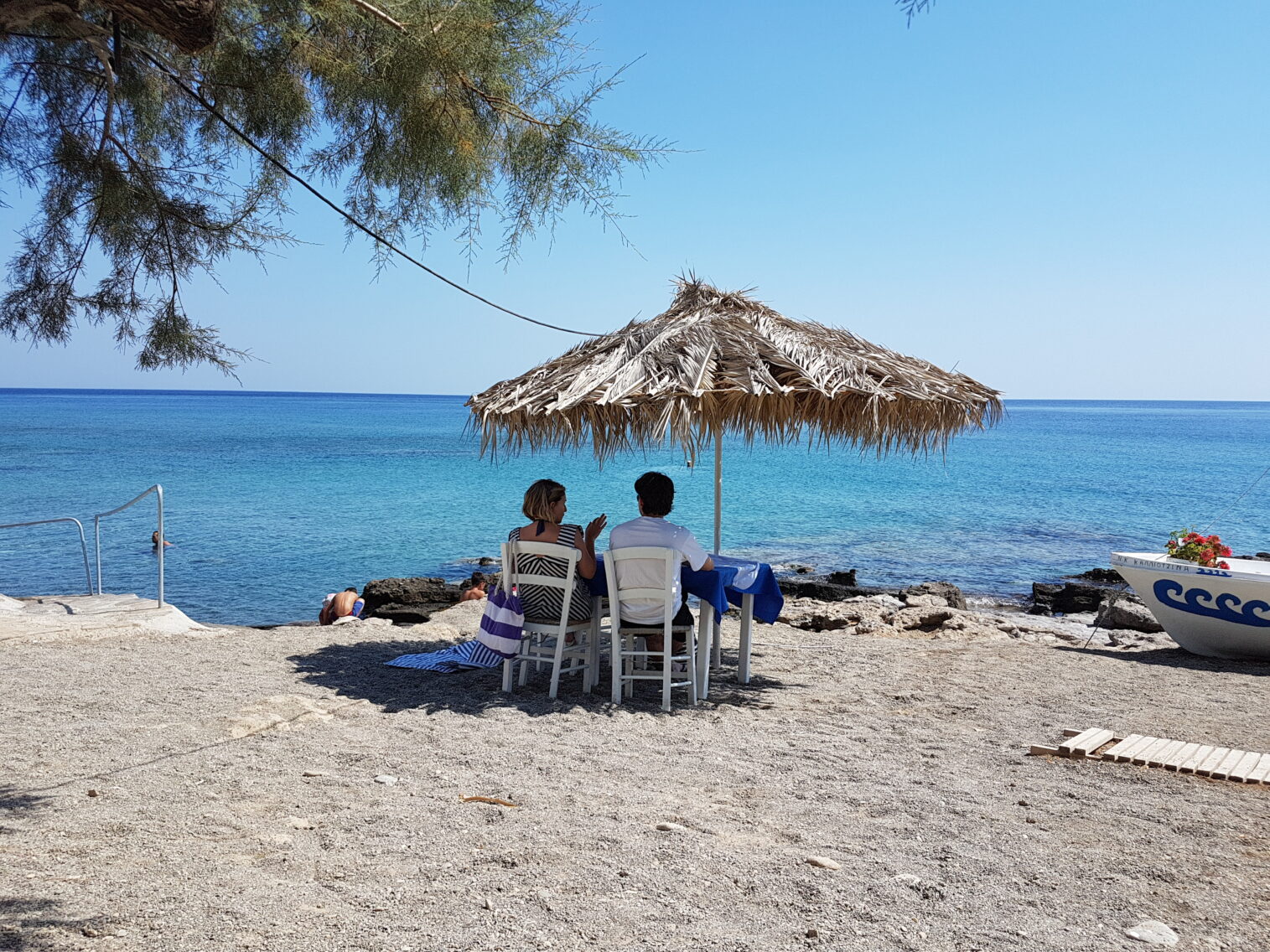 Restaurant pieds dans l'eau dans le Sud de l'île de Crète en Grèce