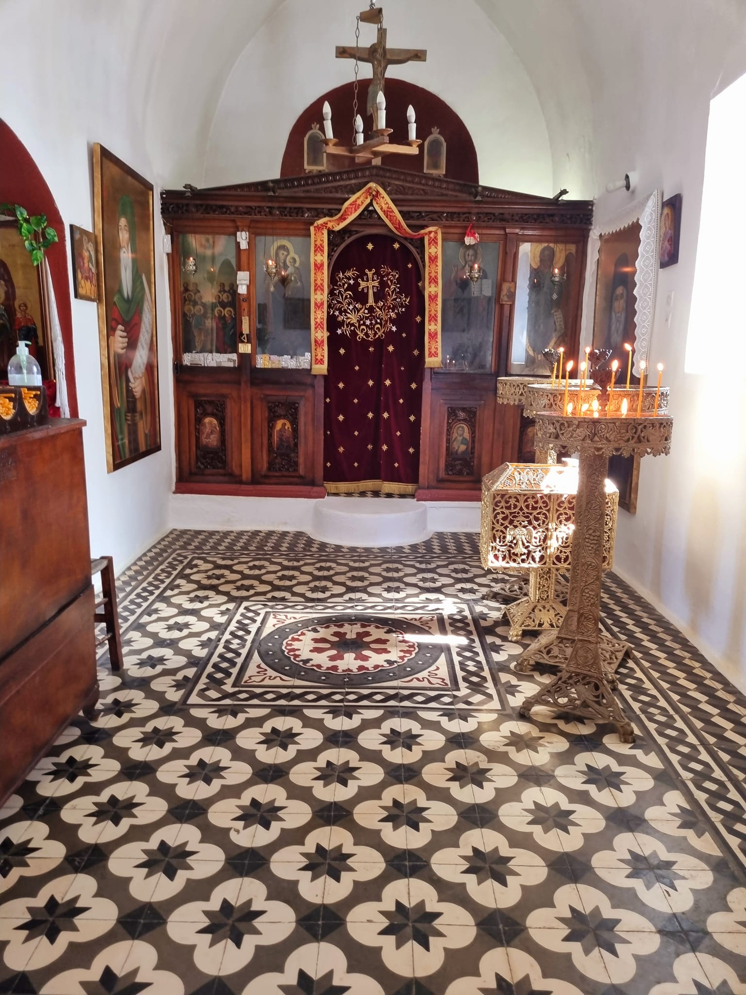 De nombreuses petite chapelle le long du circuit en terre de Crète en Grèce