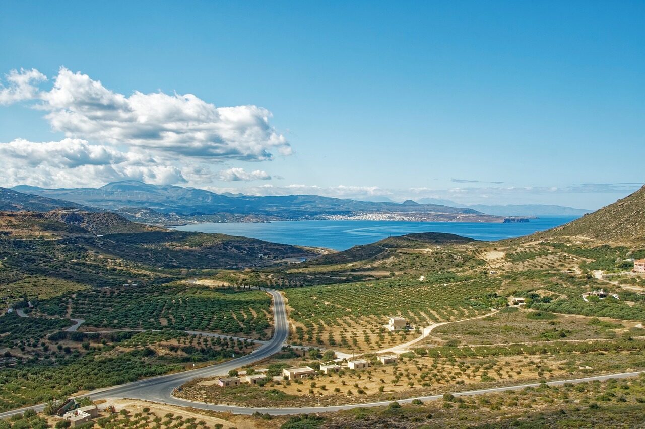 Panorama de la nature Crétoise avec ces étendues de forêts de vignobles, la montagne et la mer sur le fond