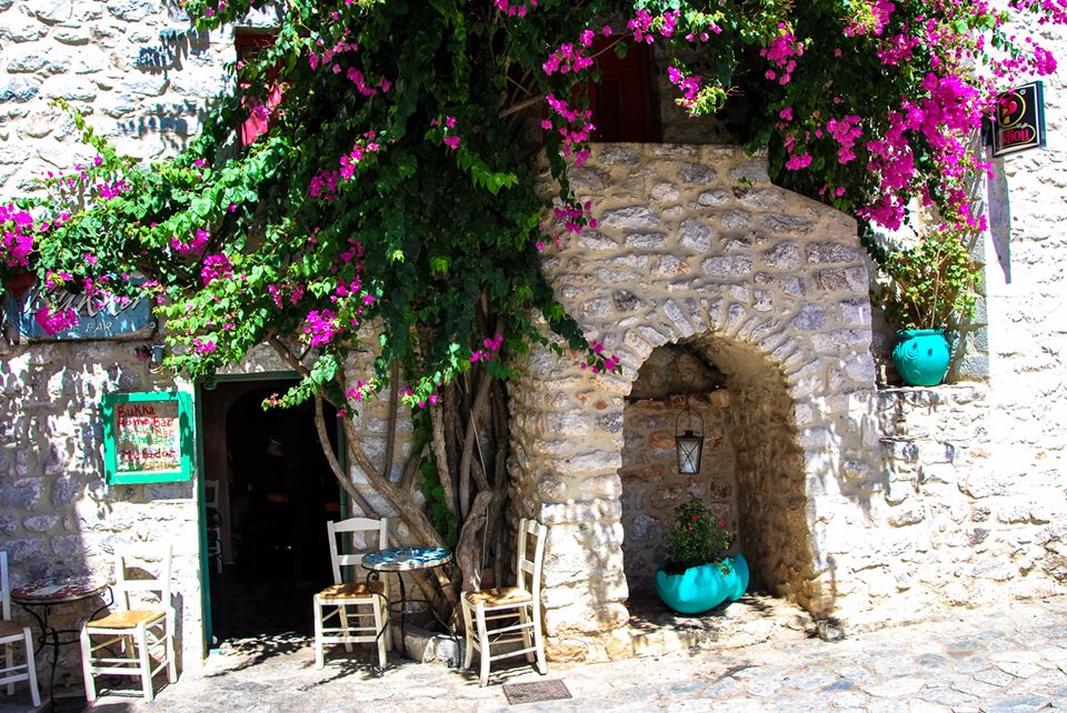 Village de montagne la fontaine du village avec les chaises attendant les femmes qui viennent chercher l'eau sur l'île de Crète en Grèce