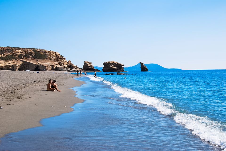 La plage de trio petra (les 3 pierres) dans le sud de l'île de Crète en Grèce